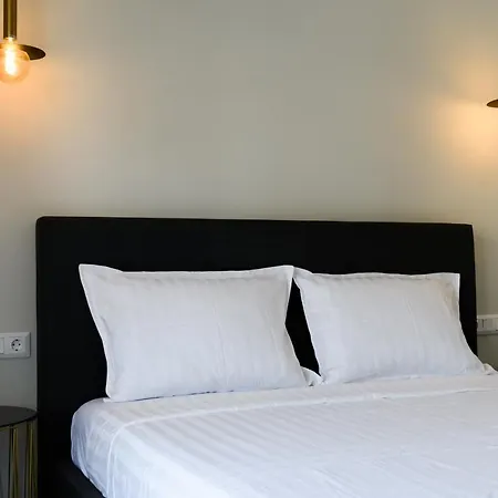 Mini City Getaway شقة